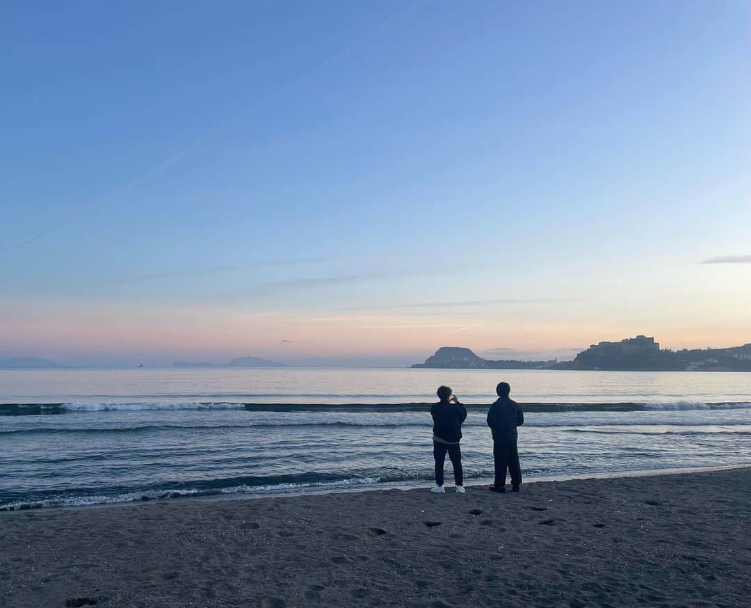 金子大地のインスタグラム：「大久保さんとナポリでちょい住みしてきました。 最高な時間でした。 ぜひよろしくお願いします！！😎  『チョイ住み in ナポリ』（NHKBSプレミアムほか　3月18日　午後7時30分～8時59分） #大久保嘉人 #金子大地 #チョイ住み」