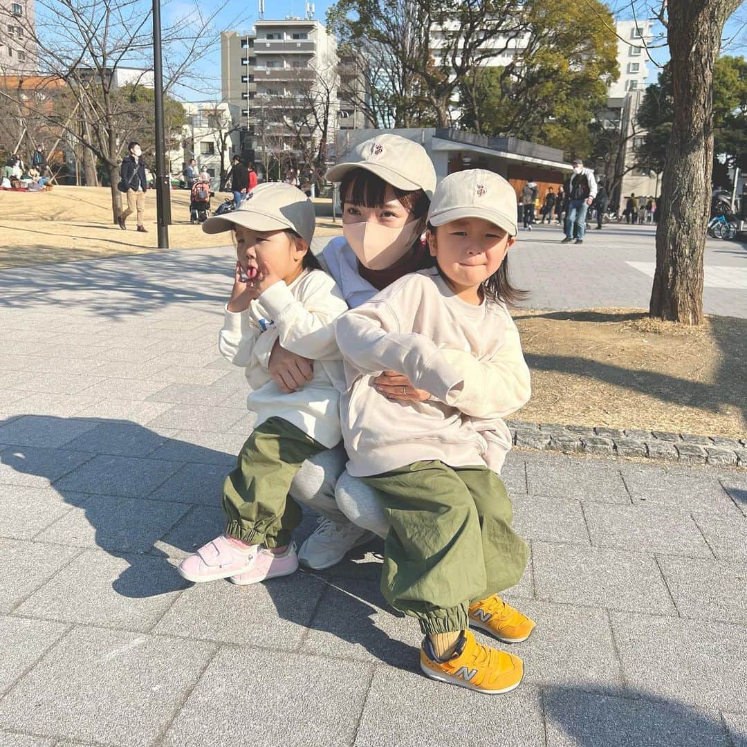 伊藤澄花のインスタグラム：「念願の自分の子供達とお揃いキャップ🧢 でもこの日お兄ちゃん転んで腕擦りむいてるし ちびちゃんは変な顔しかしてないし 私目死んでない？？？？？？？？？？？なにこれ笑笑 顔は置いといてキャップを見て🫶🏻🫶🏻  花粉やばくない？？？？？ 人生初白目の血管切れたんけど爆笑」