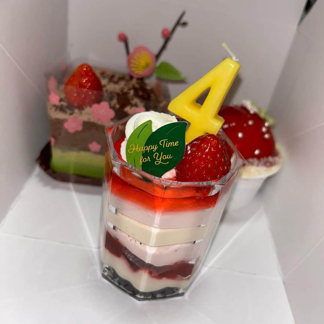 新倉愛海のインスタグラム：「3月3日 グループに加入して4周年でした！ 記念日のケーキ🍰💓 ⁡ このグループ、メンバー、皆さんに出会えた事の幸せ 楽しい事がたくさん続く様に頑張りたいです！いつもありがとうございます☃️✨ ⁡ ⁡ #アプガ2 #記念日 #ケーキ」