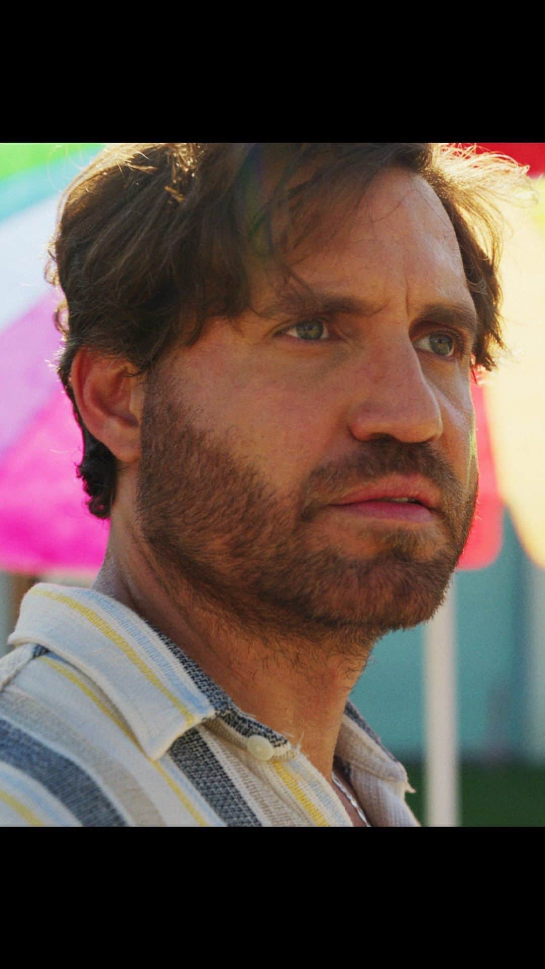 エドガー・ラミレスのインスタグラム：「Las cosas se ponen un poco turbias con tanto Sol. 😎 @edgarramirez25 protagoniza ‘Un hombre de Florida’. Miniserie disponible el 13 de abril.」