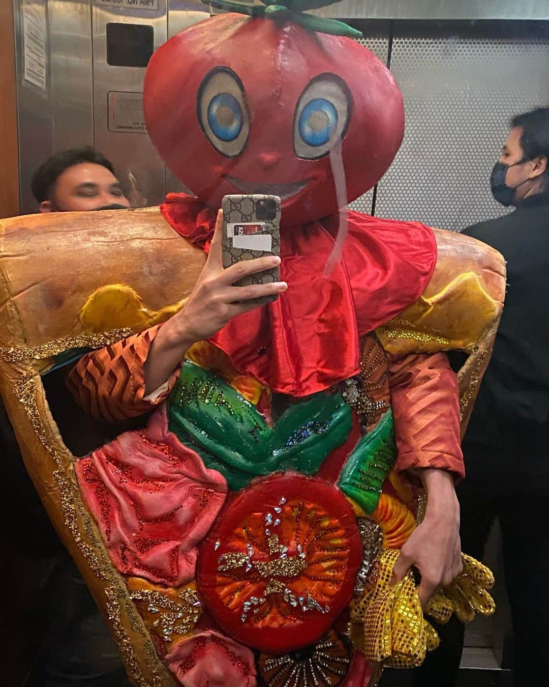 ハンビョル のインスタグラム：「Saya jadi fan Piza Panas 🍕 Hope you did too!  #maskedsingermalaysia  @zonlawak  @astrogempak  @cikgushafi」