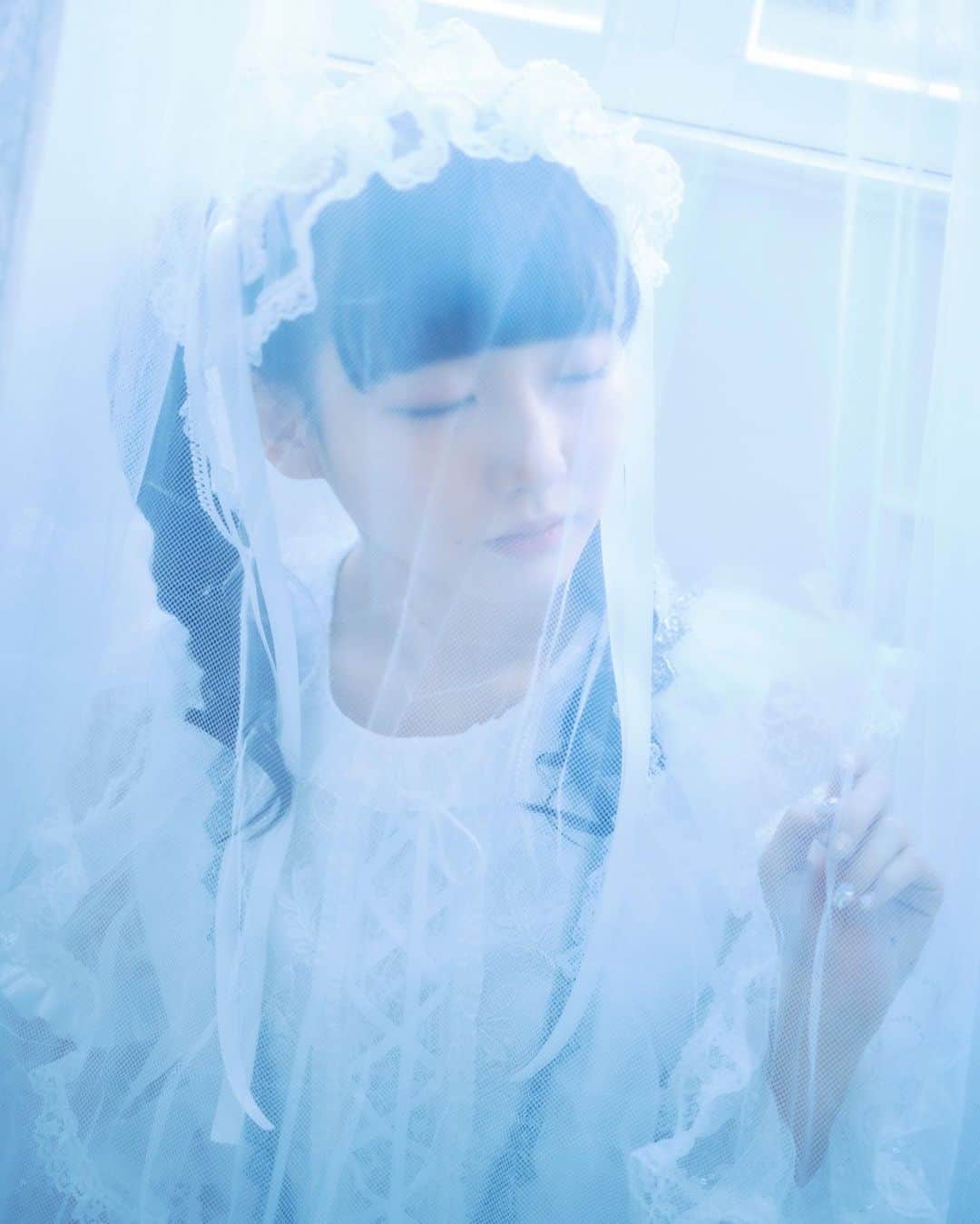 しらいちゃんさんのインスタグラム写真 - (しらいちゃんInstagram)「⋆⸜🪞0304🕯⸝⋆  photo @i.erika_bluegirl  hairmake @misaki_works  costume @mizki_oyasumi」3月4日 0時54分 - she_is_lie