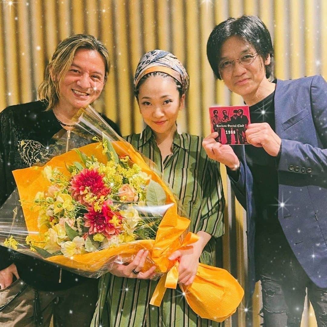 成田昭次さんのインスタグラム写真 - (成田昭次Instagram)「debut party  ニッポン放送「MISIAのオールナイトニッポンGOLD」に健一と生出演してまいりました！ 最終回というMISIAさんにもリスナーさんにも貴重な時間を共に過ごさせて頂き、感謝いたします MISIAさんは側にいるだけでパワーチャージ出来てしまう、太陽のようなお人です  そして本日は「TokyoRecords Presents RockonSocialClub SecretParty」ツアー初日✨✨ zepp福岡にてロックオンデビューLIVEとなります🤘緊張🤘 男闘呼組には「拳ひとつ」という古き良き伝統がありますが、ロックオンはこだわりなくただ楽しんでくれたらそれで良いと思ってますので、手拍子でもペンライトでも、なんならKURE5-56でもお好きなモノで盛り上がって下さい 周りの人に迷惑はダメですよ☝️  成田商事としても久々のLIVE、辞表は1通も届いてないですが、社員の皆さん、ちゃんと出社してくれますよね？？  #RockonSocialClub #成田商事 #LittleBlackDress  #皆んなからの #おかえりが #早く聞きたい」3月4日 1時08分 - naritashoji.guitar