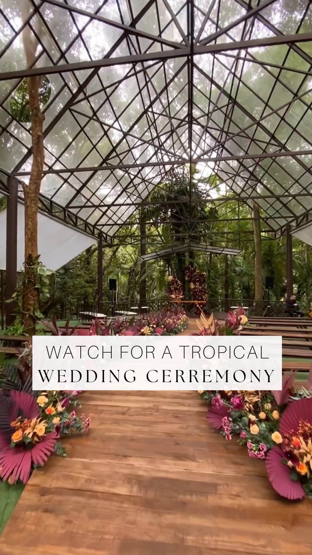WEDDING APPARELのインスタグラム：「POV: You’re having the destination wedding of your dreams in São Paulo 😍 From the glass tent to the tropical floral designs, it’s safe to say that we’re obsessed with every little detail of this ceremony! Tag a friend who is opting for a destination wedding in the comments ⬇️   Planner: @casagiardinoeventos  Decor: @naomi_decor Photographer: @thiagofariasfotos  Consultant: @renatasponda.assessoria Buffet: @estacaocarrara Desserts: @docespetitemarie MUA: @jess.monge  #weddinginspo #bohowedding  #weddingplanning #weddingflowers #weddingarch  #weddingaisle  #weddingdetails #weddingdecor #weddingflowers  #weddingday #weddingideas #weddingdecoration #weddinginspiration  #weddingaisledecor #floraldesign #weddingcenterpiece #weddingflowers #weddingideas #floralarch #weddingceremony #weddings  #eventstylist #eventdesign #luxuryflowers #weddingceremonydecor  #weddinginspiration  #weddingwednesday #bohoweddingdecor」