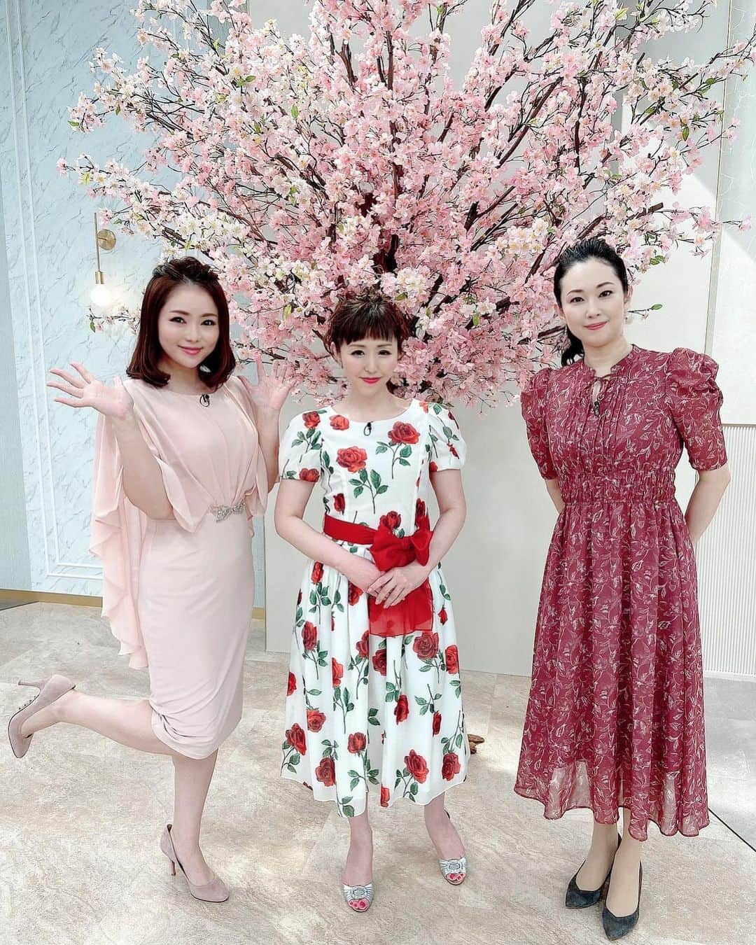 近藤英恵のインスタグラム：「春いち大感謝祭３日間のきろく🌸  1枚目👉嶋川キャスト&後藤キャストと🥰 2枚目👉GHSの✨七篠慶紀先生と✨🤩 3枚目👉近藤のいちおし企画🥩🍷🍾  夜の時間帯への出張出演でしたが、 たいへん新鮮な３日間でした。  初日にスタジオで3人並んだとき、 3年前のコロナ禍になって間も無い不安なタイミングで お仕事に真摯な嶋川さん&後藤さんと同じチームになり 心穏やかにお仕事できていたのを思い出しました🤗  深夜まで働いた刺激的な３日間、 体調管理してまた早起き生活に戻ります。  #お仕事#ショップチャンネル#春いち大感謝祭#🌸#束の間#夜出演#今日から体調管理して#来週また#朝番組#出演#繁忙期#刺激的#体内時計#わや🤪」