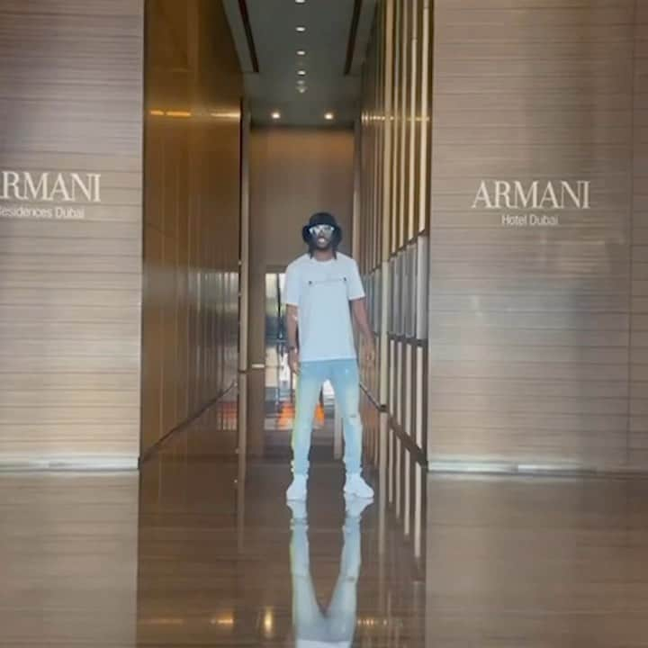 ジェルヴィーニョのインスタグラム：「Shine bright like a diamond 💎   #G27 #G10 #Lifestyle #Armani #Hotel #Dubai @armanihoteldxb」