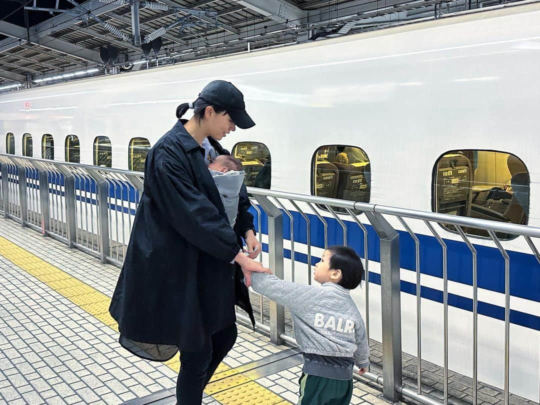 高橋ユウさんのインスタグラム写真 - (高橋ユウInstagram)「息子2人との新幹線移動🚅 今日の移動は…こっちが泣きたい、てやつでした😂 というかデッキに移動したら涙出てきて！そしたら今の今まで眠くてぐずっていた禅清が、ギュッて可愛い〜笑顔で抱きしめてくれて沢山話しかけてくれた😭😭 いつもありがとう🥺気付きの多い毎日♡♡  #zenseigram #3歳男の子 #0歳男の子 #深夜の更新 #授乳中の更新 🍼」3月4日 2時00分 - takahashiyu.official