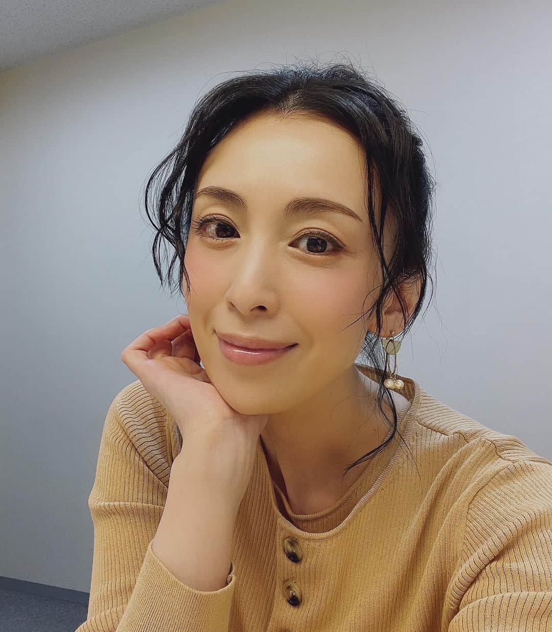 雛形あきこさんのインスタグラム写真 - (雛形あきこInstagram)「この後生放送「土曜はナニする！？」 お時間ある方は是非😊 #土曜はナニする  #お洋服は #amerivintage」3月4日 7時30分 - akiko_hinagata