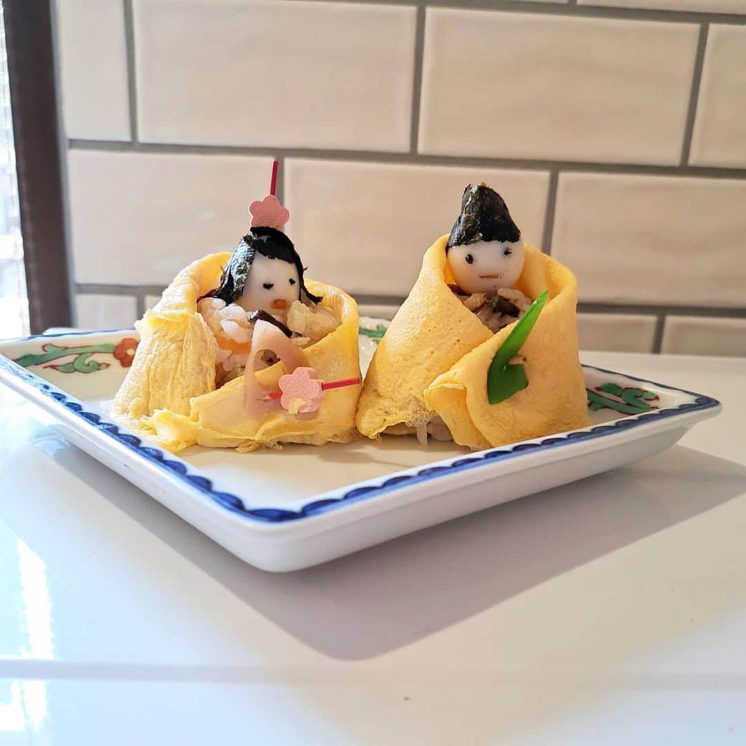 李千鶴のインスタグラム：「今年はタイミング合わずで、わたしは食べられなかったのだけれど、母から写真が送られてきた。今までで一番ていねいなお雛様な気がする。 #ひな祭り #雛人形 #ちらしずし」