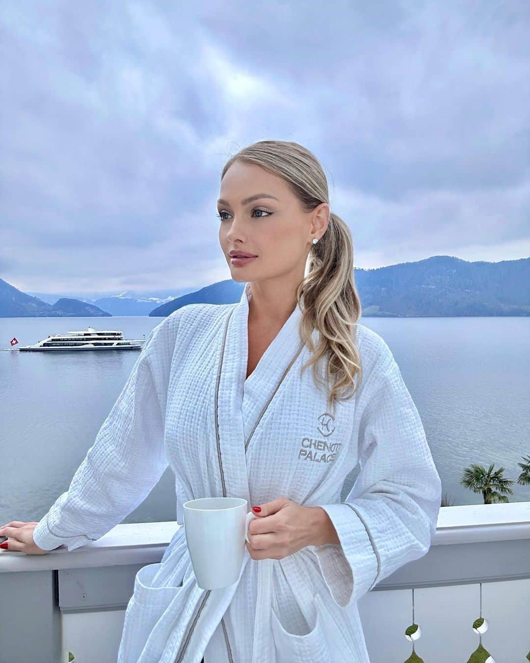エカテリーナ・コバのインスタグラム：「Неделя была на паузе 🧘🏼‍♀️  Снова проходили детокс по Методу Анри Шено. Этот метод - результат полувекового опыта исследований в области сохранения здоровья и красоты. Разработанные уникальные сочетания процедур и диеты, направленных на детоксикацию организма и продление активного долголетия.  В программу входит : -консультации врачей, диетолога, современные методы диагностики(определение возраста сосудов, минеральных веществ и степени интоксикации тяжелыми металлами, содержания коллагена в коже, состав тела и др)  -низкокалорийная диета на основе растительной пищи  -терапевтические процедуры(биоэнергетическая терапия, ароматерапия, фитофанготерапия, массажи, душ Шарко)  И перечень других  оздоравливающих процедур.」