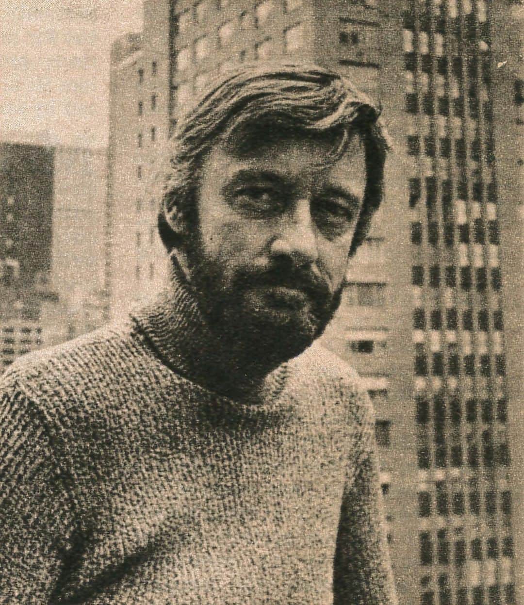 スタン・リーのインスタグラム：「The sweater ✅ The scruffy beard ✅ The shaggy hair ✅ Stan sure was styling in the ‘60s!  #StanLee #FlashbackFriday #FashionFriday」