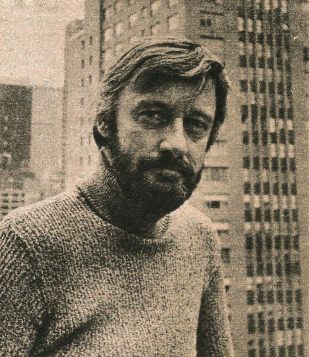 スタン・リーさんのインスタグラム写真 - (スタン・リーInstagram)「The sweater ✅ The scruffy beard ✅ The shaggy hair ✅ Stan sure was styling in the ‘60s!  #StanLee #FlashbackFriday #FashionFriday」3月4日 2時27分 - therealstanlee