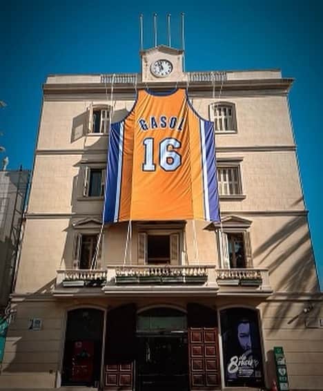 パウ・ガソルのインスタグラム：「Molt afortunat de rebre aquest meravellós homenatge a la meva ciutat 😍🙏🏼  Me siento muy afortunado por recibir este maravilloso homenaje en mi ciudad 😍🙏🏼  I feel very fortunate to receive this amazing tribute in my city 😍🙏🏼  Gràcies, @nbaeurope i @ajsantboi! ❤️」