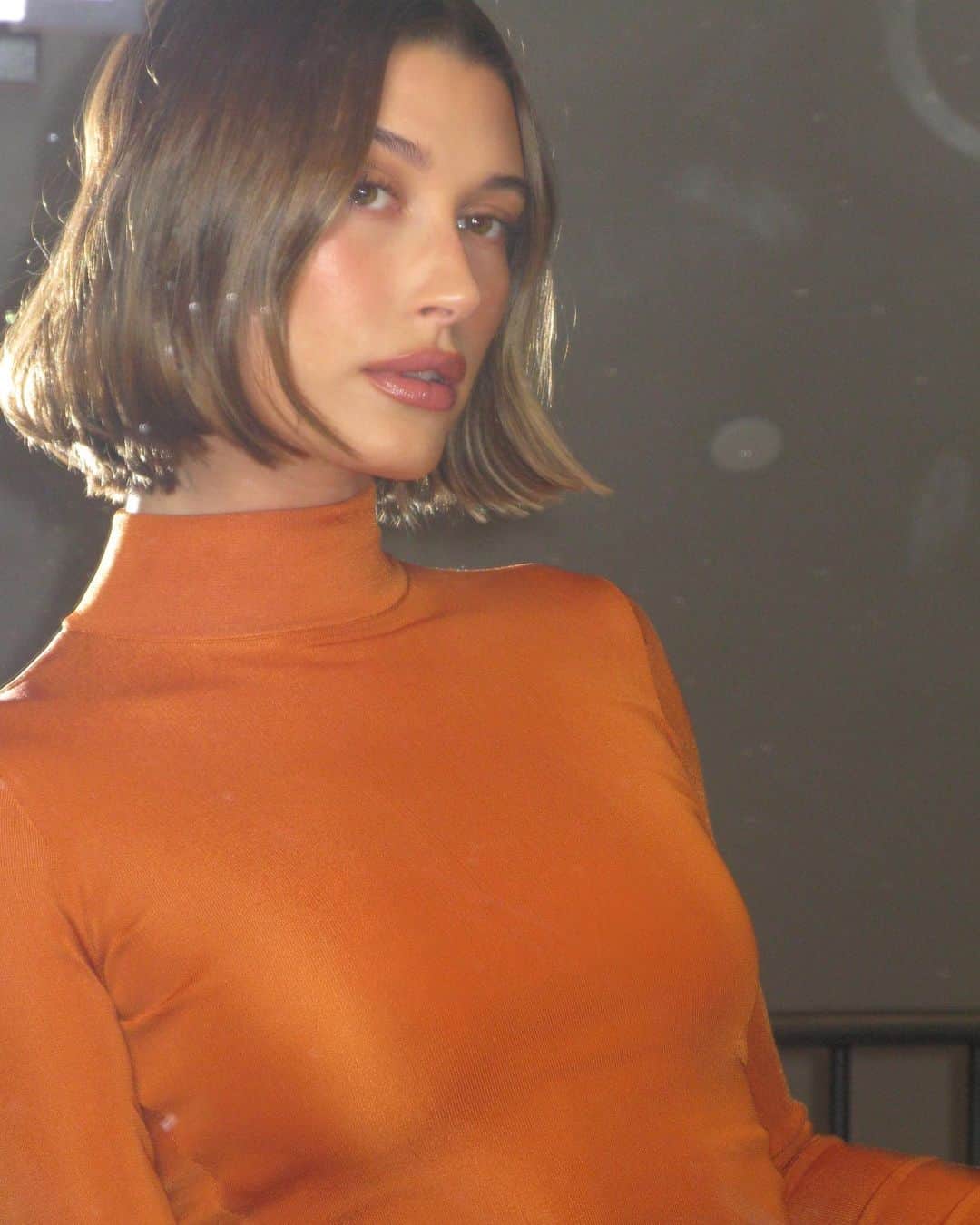 ハイレイ・ロード・ボールドウィンのインスタグラム：「🍊🧡 @ysl @anthonyvaccarello」