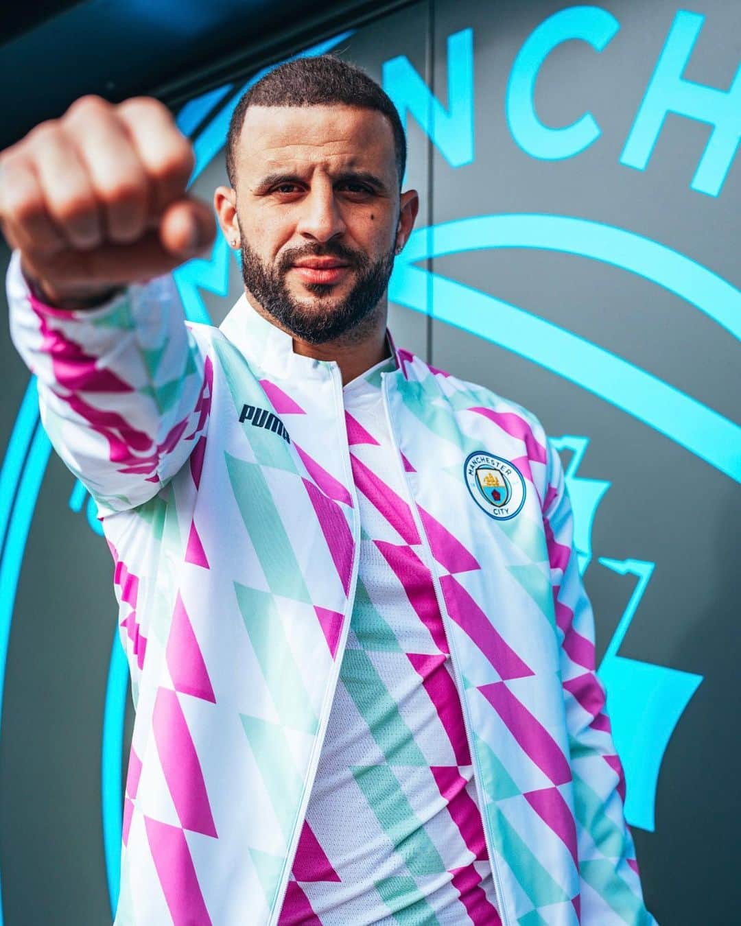 のインスタグラム：「Same City Same Passion. The new PUMA pre-match limited edition 🟣🟢⚪️  @pumafootball」