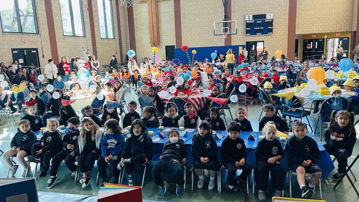 ショーン・マグワイアさんのインスタグラム写真 - (ショーン・マグワイアInstagram)「Thank you to all the wonderful children at Saint Finbars school Burbank for inviting me to read Dr. Seuss to you…on his birthday! Happy read across America week!」3月4日 3時36分 - iamseanmaguire