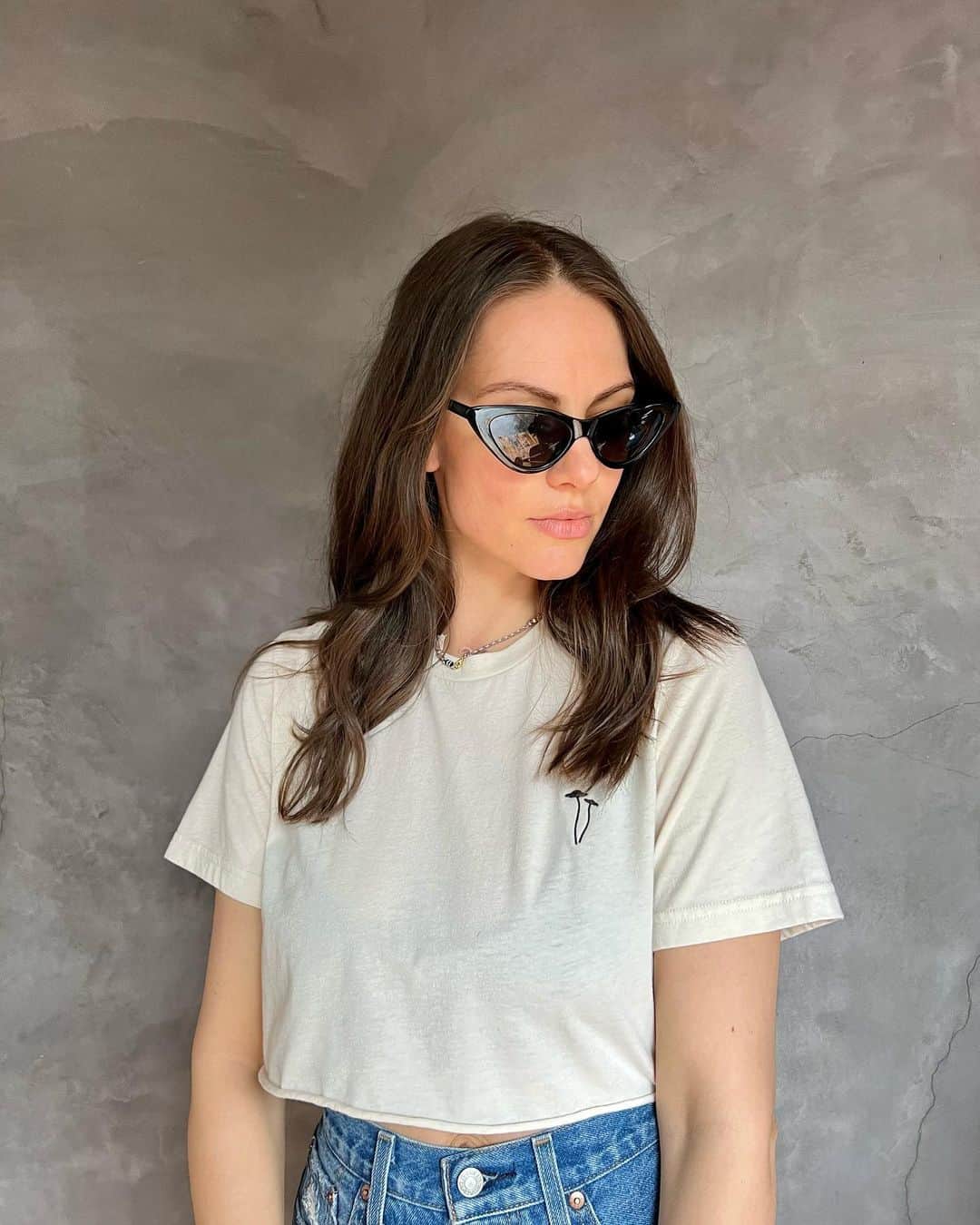 ジュリア・ボスのインスタグラム：「There might be snow on the mountains in LA, but we are ready for crop tops. Co-owner @juliavoth introduces the Cosmic Crop ✨ Link in bio 🍄   #vothxlear #wearwithintention #designedinLA #festivalfashion」