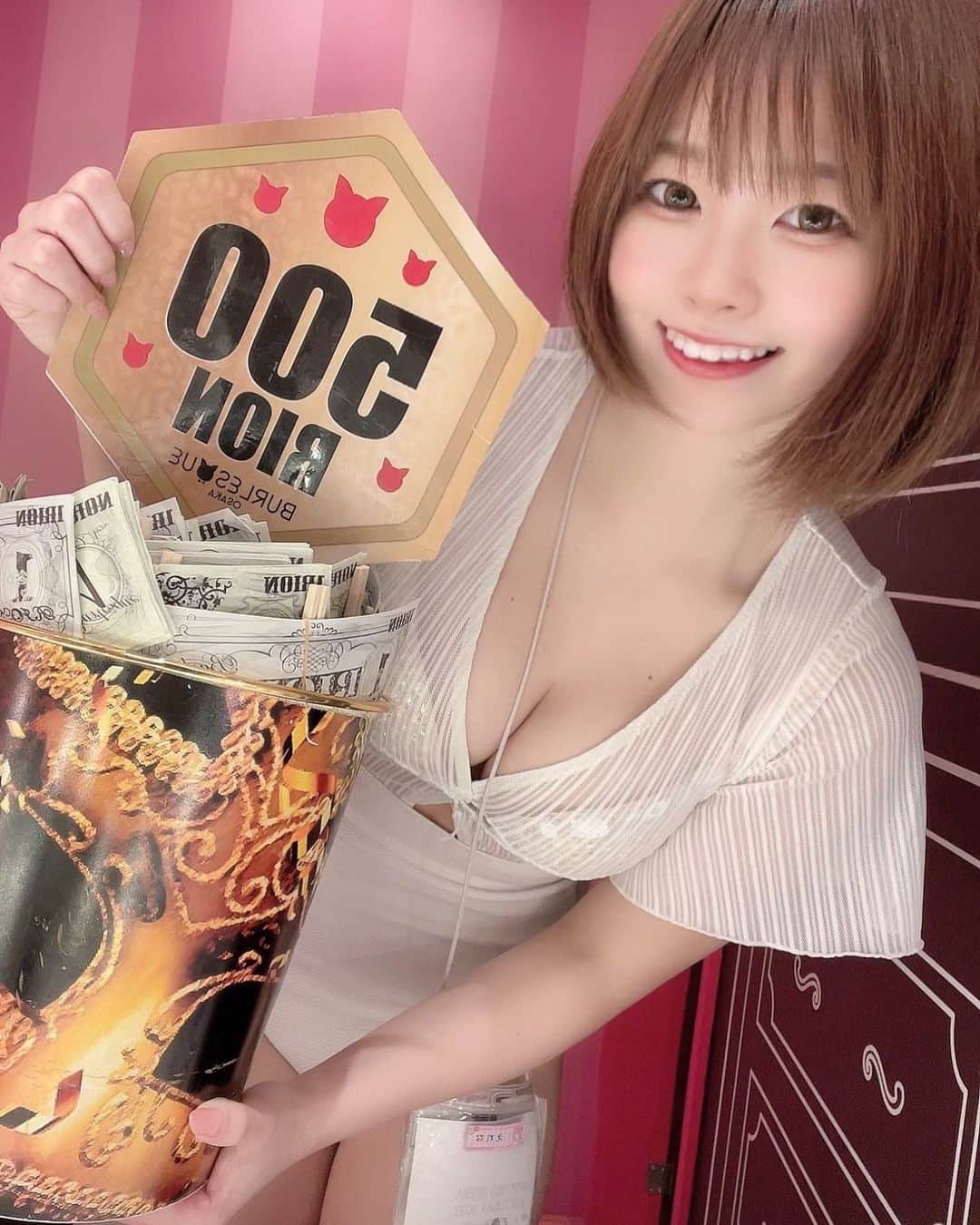 えれなのインスタグラム：「#バーレスク大阪#バーレスク大阪えれな  #バーレスク#バーレスク東京 #北新地#グラビア #ショートカット  #ショートヘア#ショートヘアー女子  #童顔女子#ロリ#衣装 #アイドル#ビキニ  #ロリ巨乳#インスタ映え #グラビア撮影 #ロリ顔 #大阪#梅田#ショートヘアー  #グラドル自撮り部 #童顔巨乳 #エンタメ活動を止めない  #burlesque#burlesqueosaka #burlesquetokyo#gravureidol  #gravure#japanesegirl」