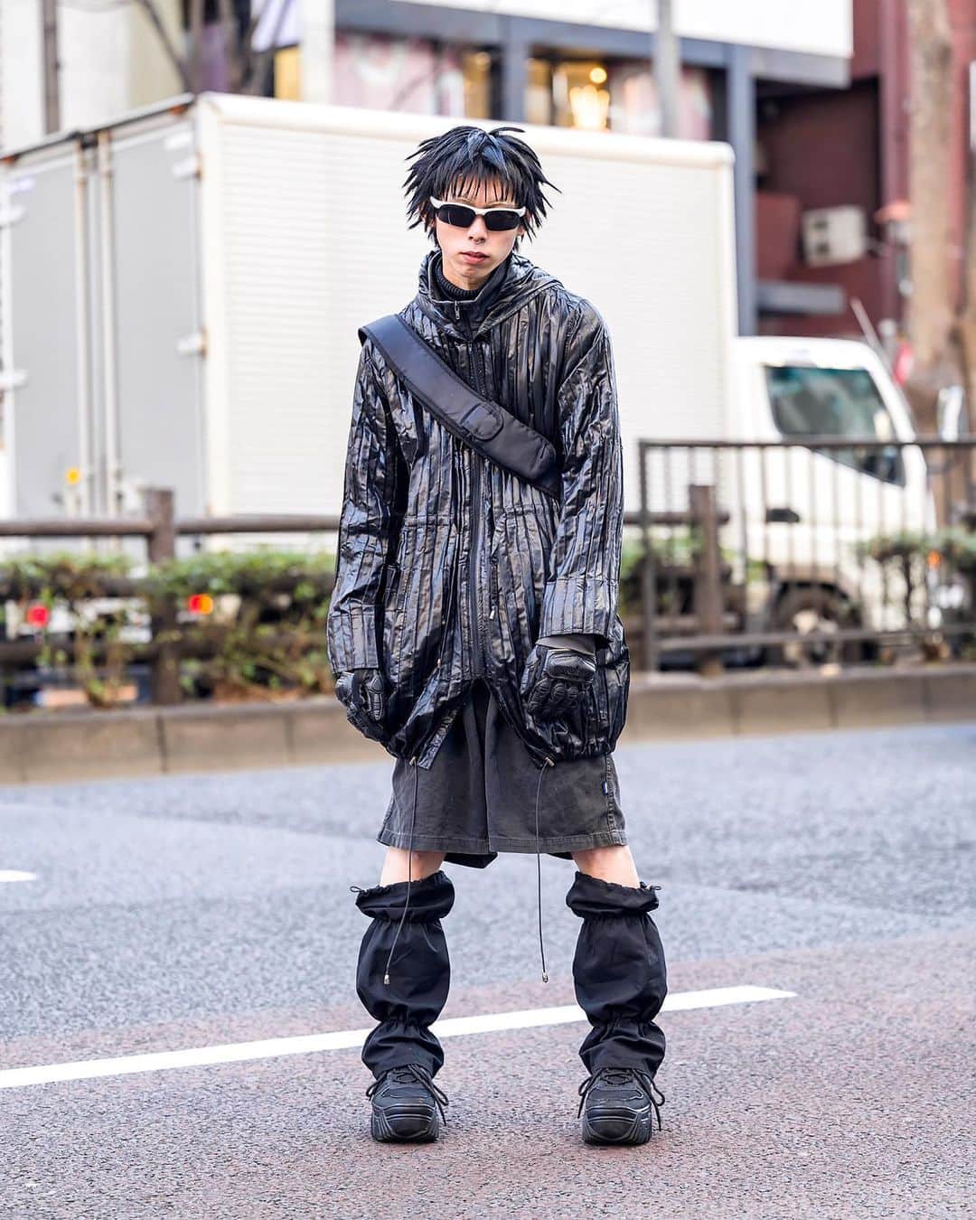 Harajuku Japanのインスタグラム：「When we spotted Jin on the street in Harajuku last weekend, we thought he may have just walked out of a 1999 issue of legendary Japanese street style magazine FRUiTS! In addition to his Japanese cyber hairstyle, he's wearing a pleated hooded drawstring jacket, sunglasses, tech gloves, wide denim shorts, leg covers, a crossbody bag, and sneakers. While Jin didn't share much brand info, he did tell us he's active on Instagram (@ymuej). Swipe left to see closeups and let us know what you think (of his look and of cyber fashion) in the comments!  #JapaneseFashion #Y2KAesthetic #JapaneseStreetwear #Harajuku #CyberFashion #JapaneseHairstyle #FRUiTSMagazine #JapaneseStreetFashion #JapaneseStreetStyle #TokyoFashion #Harajuku #LegCovers #原宿 #streetstyle #Tokyo #StreetFashion #Japan #Fashion #Style #ootd #Y2KFashion #サイバーファッション」