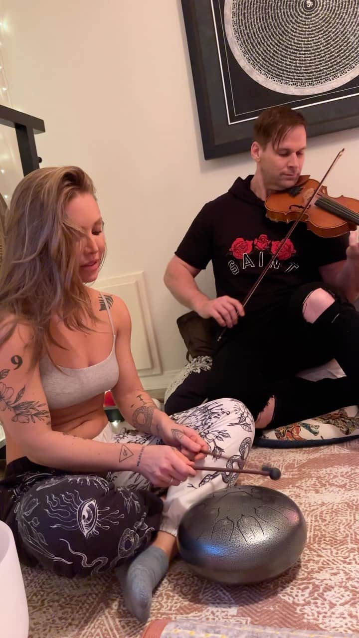 のインスタグラム：「What song should we play next? 🥁 @realnicoleaniston 🎻 @iamthmpsn」