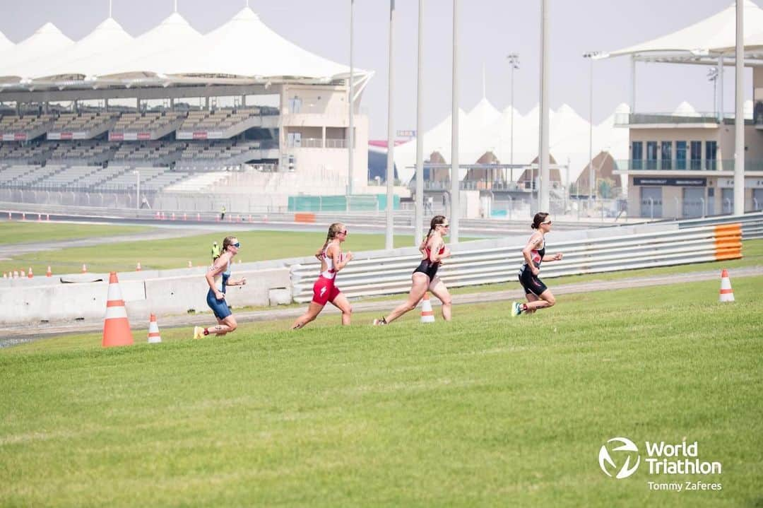 高橋侑子のインスタグラム：「It was a really rough day. Not sure how many times I said this. Pretty disappointed in myself, but I’m so grateful for the people around me, special shout out to the squad ladies. ❤️ Keep showing up. I’ll be back. 📷 @tzaferes   今シーズン開幕戦の世界シリーズアブダビ、全く思うようにいかず、順調に準備してきたと思っていただけに自分自身にがっかりです。チームメイトの活躍に刺激を受け、フィニッシュ後も沢山言葉をかけてもらい、改めて素敵な人たちに囲まれていることを実感しました。自分を信じてまたここから頑張ります！次は3週間後に現在拠点にしているポルトガルにて行われるコンチネンタルカップに出場します。 #トライアスロン」