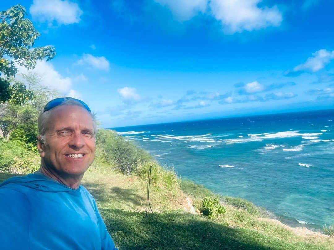 パトリック・ファビアンのインスタグラム：「Have a Happy Hiking Weekend!  #Diamondheadpoint #oahu #hawaii  @freeflyapparel  @thenorthface  @officialmauijim  #nature #hiking」