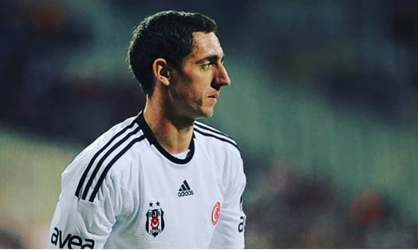 ロベルト・ヒルバートのインスタグラム：「#oldbutgold #bjk #kartal #1903 #goodtimes」