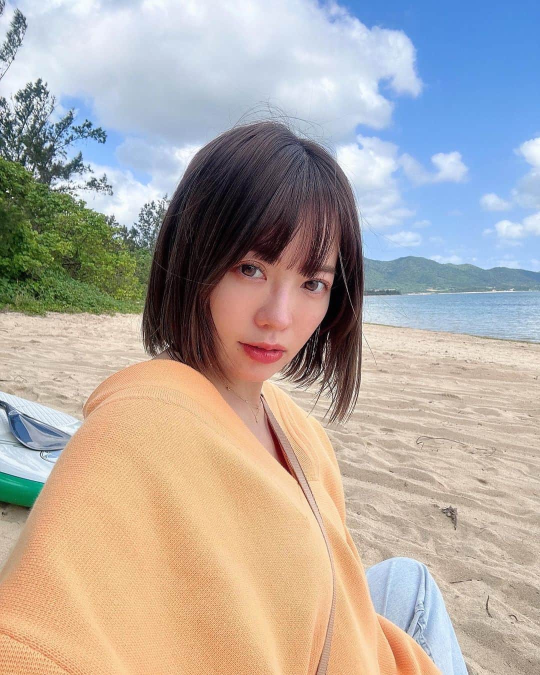 鈴木あやのインスタグラム：「ふらっと海へ🏖 石垣島住んで3年になるけど綺麗な海や山にすぐ行けちゃうのはやっぱり最高😮‍💨🧡 でも海に入らなくなるのは事実。笑 ぼーっとしてるだけでいい🤣✨  てか衝撃的な発見があったんだけど、気になっていた【物産センター石垣島】 @bussan_center_ishigaki の手作り紅芋タルトがガチ美味しすぎた！😍 お土産屋さんとかに有名な紅芋タルト売ってると思うけど、個人的にはこっちのがおすすめ！🤤💓タルトがサクッとパイ生地になっていて紅芋餡は自然な甘さでこりゃはまる！👍🏻  石垣島に来てお土産買いたい方は街から車で15分くらいの【観音崎灯台】の夕日スポットからすぐだから是非いってみてー！🫶🏻✨」