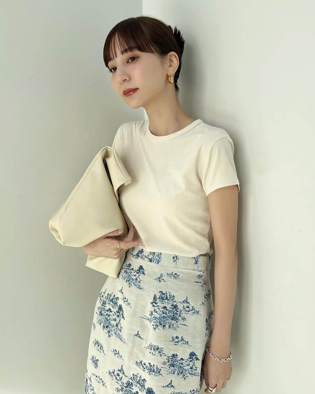 佐藤涼実のインスタグラム：「本日23SSvol.1販売開始となります フランスのインポート地を二重織組織にする事で 特有の膨らみを出した湖畔のジャガードシリーズ   この肉厚感でも驚きの軽さが良い   19:15よりINSTALIVEも予定しておりますので 是非CHECKしてみてくださいね   やっと皆様にお届けできる事が嬉しいです   💙」
