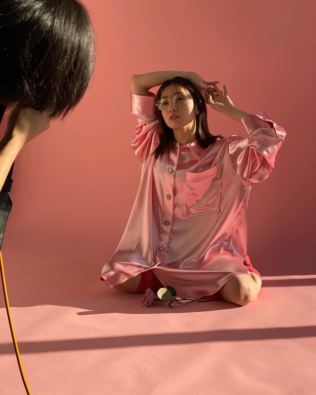 梅田彩佳のインスタグラム：「. . 梅田彩佳カレンダー オフショット . . 今回はピンク🫶 . . . カメラマンは、 小野寺さん @onodera_ryo  今回初めまして。 . . 色々写真を見せていただく中で 小野寺さんの写真に一目惚れ。 めちゃくちゃいい！ . . 小野寺さんに撮ってもらいたい！ 思い、お願いさせて頂きました☺️✨ . . 出来上がり、めちゃくちゃかっこいいよー☺️🥳 . .」