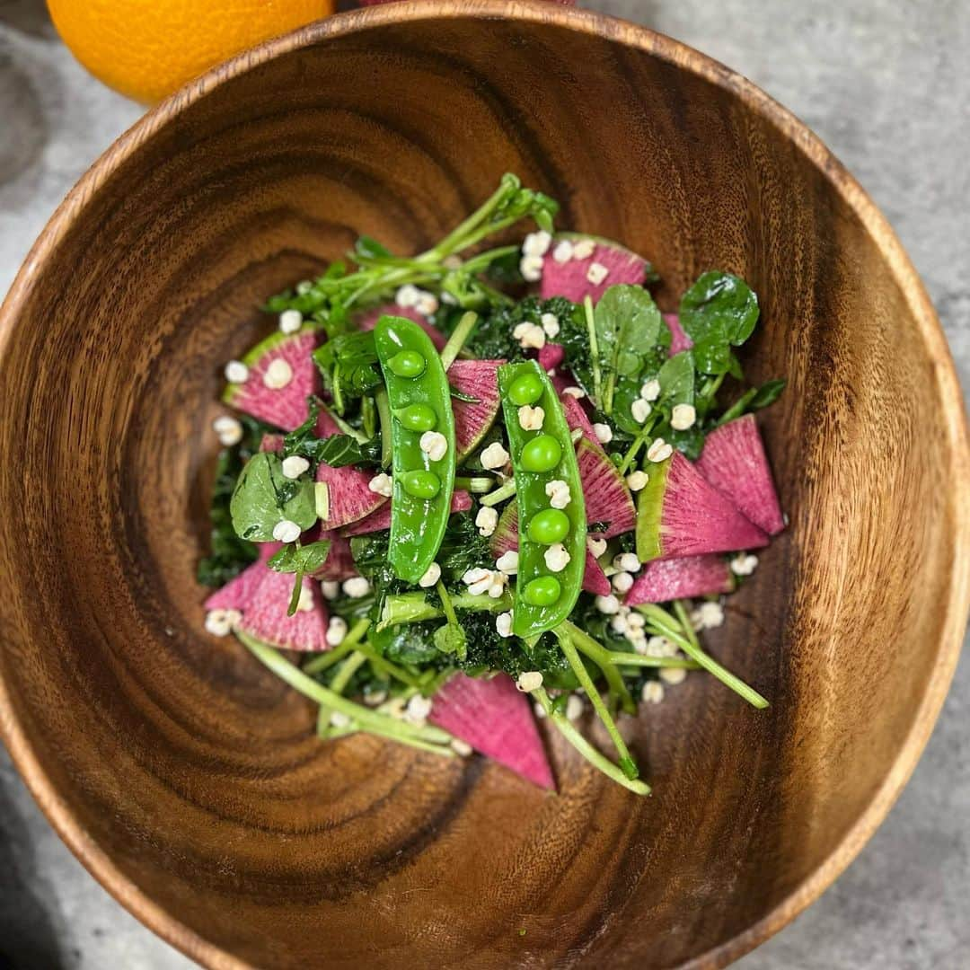 福田多希子のインスタグラム：「差し色にピンク💗なサラダ𓌉🥗𓇋  ・紅芯大根 ・クレソン ・スナップエンドウ ・カリーノケール ・国産ハトムギ  差し色、サラダにも使っていいですよね？ 差し色に紅芯大根🎀💕💓💗 岡山県の紅芯大根が甘みがあり、1番美味しかったですよ☺️ 生食で食べて頂きたいお野菜です 色が綺麗とそれだけで見た目のレベルが上がった気がします笑 あとはクレソンと、スナップエンドウ どちらも大好きな野菜❤️ またまたカリーノケール   #ベジタブルフルーツストアの嫁  #ポン太青果   #毎日サラダ  #野菜が好きすぎる  #サラダ」