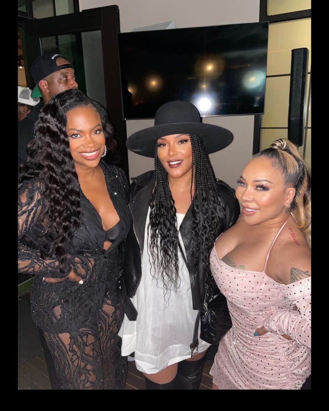 キーシャ・エップスのインスタグラム：「Popcorn & jalapeño on deck this Sunday!! Whattt? SWV & Xscape on a show together? So dope!  The show is called Queens Of R&B!!  So excited for ya’ll!   Congratulations Queens!❤️ My sisters in R&B!  Hats off Mona!🌹」