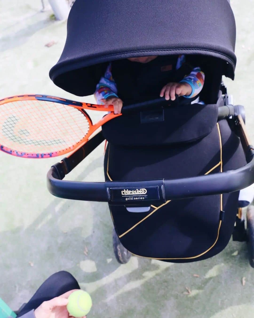 ツベタナ・ピロンコバさんのインスタグラム写真 - (ツベタナ・ピロンコバInstagram)「Семейна тренировка по тенис! 👨‍👩‍👦‍👦🤗👌❤️ Алекс напоследък се увлича по тениса, а Виктор обожава да наблюдава тренировките на брат си, комфортно настанен в количката си от @chipolinobg ❤️ #family #love #tennisfamily #tennislifestyle  #chipolino  #partnership」3月4日 15時51分 - tpironkova