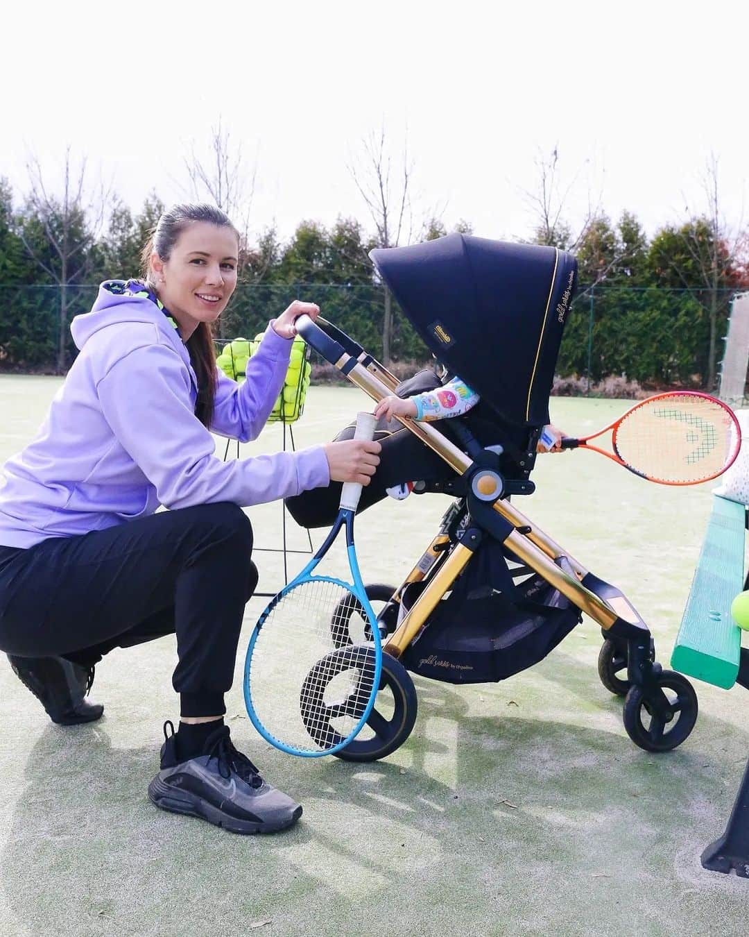 ツベタナ・ピロンコバさんのインスタグラム写真 - (ツベタナ・ピロンコバInstagram)「Семейна тренировка по тенис! 👨‍👩‍👦‍👦🤗👌❤️ Алекс напоследък се увлича по тениса, а Виктор обожава да наблюдава тренировките на брат си, комфортно настанен в количката си от @chipolinobg ❤️ #family #love #tennisfamily #tennislifestyle  #chipolino  #partnership」3月4日 15時51分 - tpironkova