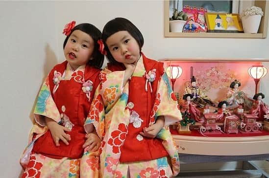 ◆miki◆のインスタグラム：「* * 🎎🍡🌸 * ジーーーーーーンとくるやつ🥹  #ののなの#ひな祭り#双子#ツインズ#twins」