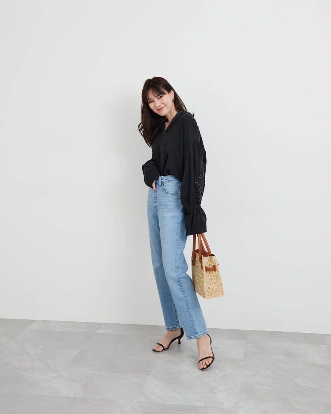 安座間美優のインスタグラム：「👖✨ Levi’s® 501®×BAYFLOWの別注デニムが発売されました！  ハイウエストでメンズライクなデニムに、私は女性らしいトップスを合わせました♥︎  いろんなコーディネートが載っている特設サイトのリンクをストーリーに貼り付けるので、ぜひチェックしてください♬  #みゅうfashion #bayflow_jeans #bayflow」