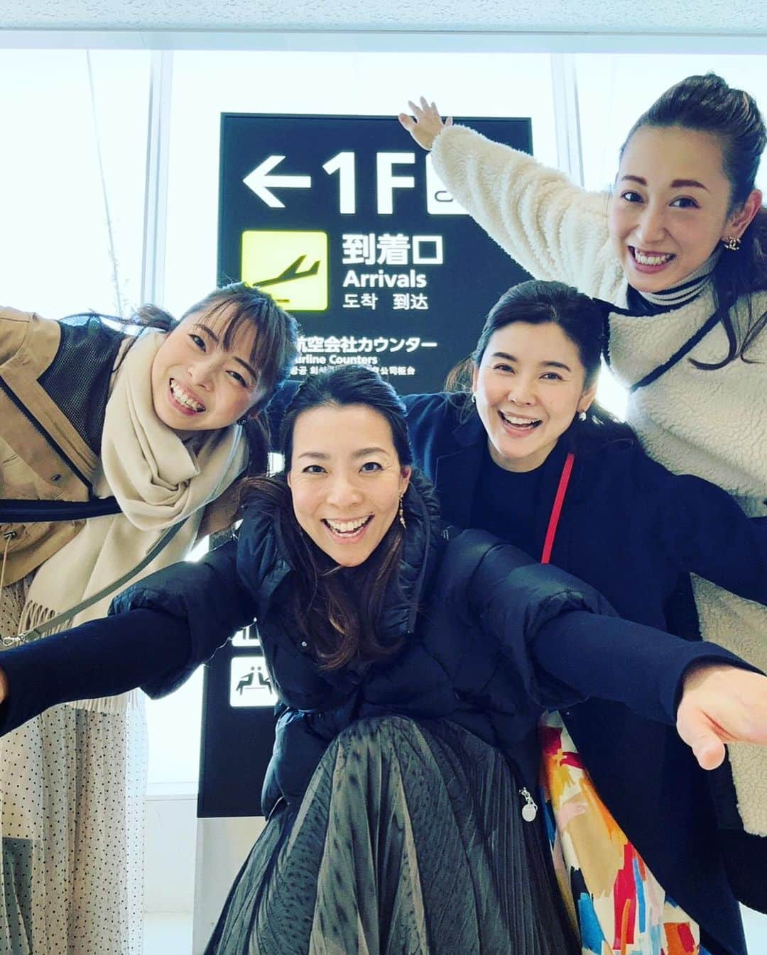 夢乃聖夏のインスタグラム：「５年ぶりにこのメンバーで旅行に行きました😍  ５年分の笑いとくだらないトークで泣き笑いばっかり🤣🤣🤣  ざいちゃん(麻月れんか)は日帰りだったけど、ざいちゃんも泣き笑い😂  あーーー楽しすぎたーーー😂😂😂  おかめのお面をプレゼントしたり、桃太郎シリーズのフェイスパックしたり…寝る直前まで大笑い🤣  奇跡のキャラが誕生✨  キジ様〜💕💕💕  かっこよすぎやしませんか！？ どの角度から見ても完璧で、 キジ様のとりこになった私で〜す😍💕  最後の写真はキジ様の許可を頂いてのソロショット😍 きゃーーーキジ様ーーー💕💕💕  #脇田温泉「楠水閣」 #温泉もお食事も最高 #茅乃舎本店のレストラン&cafe #次回の旅行は2027年です😄 #元宝塚87期 #同期最高だぜぃ🎊」