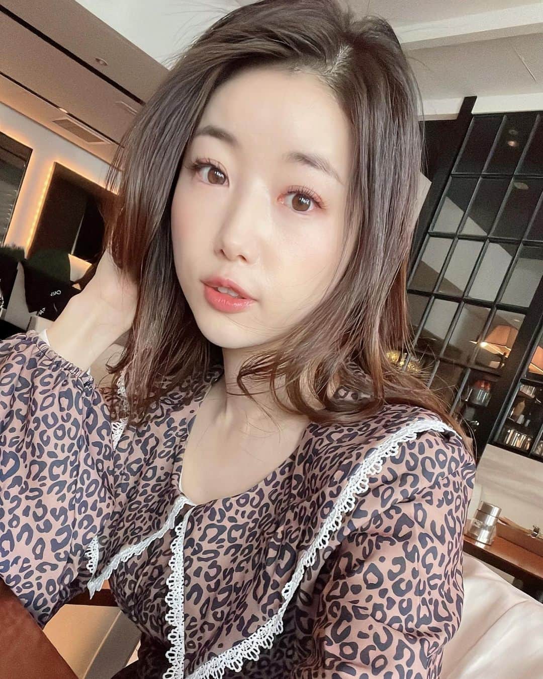 SAWAのインスタグラム：「襟がでかい服が多い🐒」