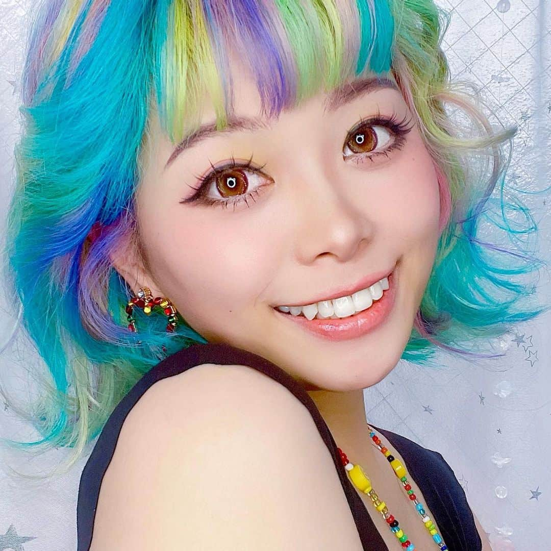 紅林大空さんのインスタグラム写真 - (紅林大空Instagram)「🦷🌈🫧 歯の治療で @ys.dentalcure にお世話になりました♡ 奥歯左右とも治してるから大変だけど、 仮歯もきっちり調整していただいて嬉しい😆🦋  そしてついに今月❣️ 原宿 @noctiluca_hrjk にて紅林大空10年ぶりの個展を開催します。 ⋆  3月18日(土)〜21日(祝火)の4日間 12:00〜18:00ですっ🎈 ⋆ 📍ギャラリー ノクチルカ 東京都渋谷区神宮前6-1-5 2階 入場無料。  ぜひ遊びにきてね🌼  #ガチャリ展 #紅林大空 ##harajuku #jfashion #harajukufashion #streetstyle #原宿ファッション #カラフルファッション #派手髪 #kawaiistyle」3月4日 16時20分 - kurebayashiii