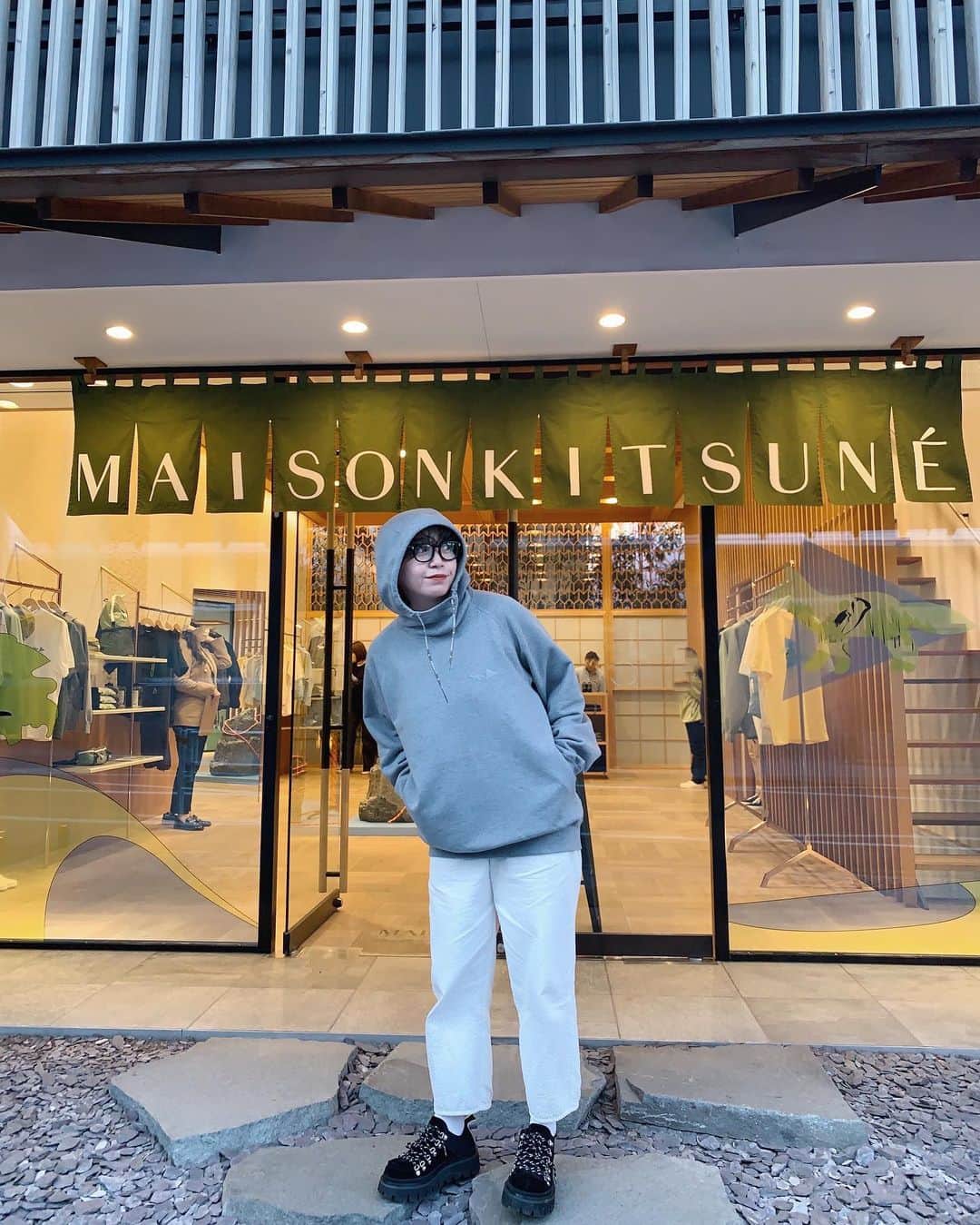 0703maiのインスタグラム：「📍代官山maison kitsune 🦊 @maisonkitsune  @andwander_official  3/8〜発売開始のコラボアイテムを 一足早く🛒🫶🏼🫶🏼🫶🏼 アウトドアには勿論、タウンユースなデザインは普段から取り入れやすくて マウンテンパーカーとかも本当可愛かったなぁ🥹写真のスウェットともちふわな着心地の良さに、襟元とフードの感じが本当可愛かったよ🦊 息子はバックパック🎒が欲しい ってねだられ中。笑 . 購入条件満たした方にはギフトが🎁 . . #maisonkitsune  #andwander  #collaboration #cafekitsune #カフェキツネ #PR」
