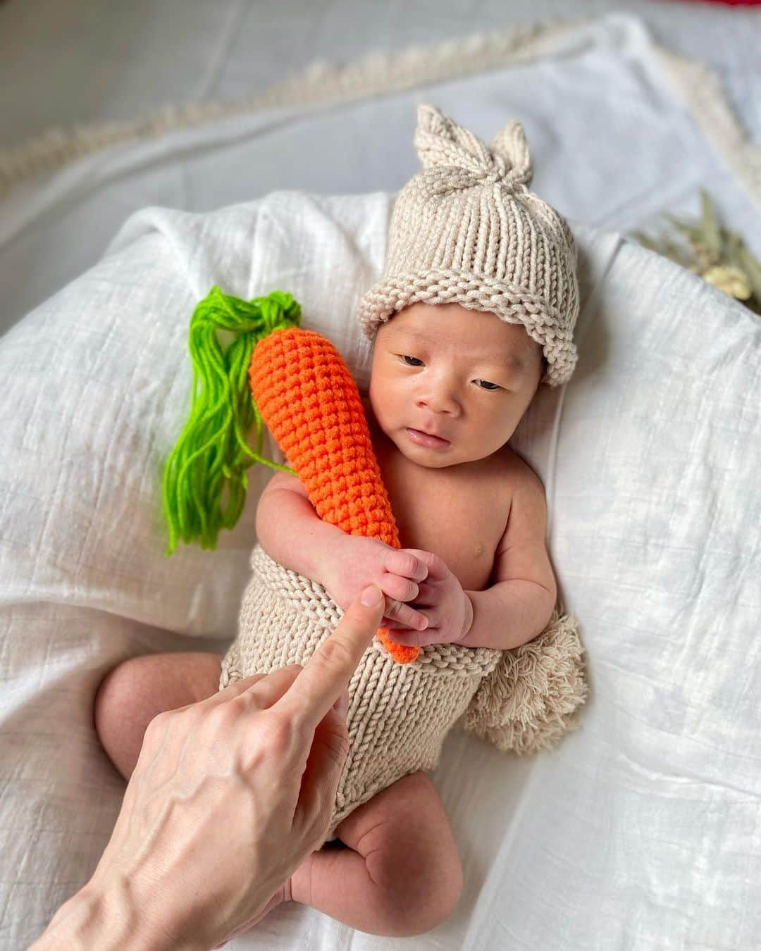 宮脇静香さんのインスタグラム写真 - (宮脇静香Instagram)「new born photo⁑〻 2023.2.25 Day21 おうちでセルフで簡単に🐰  #子育て #育児 #男の子 #男の子ママ #3歳　#3歳男の子 #新生児　#新生児育児　#3歳差 #3歳差育児　#3歳差兄弟 #ニューボーンフォト」3月4日 16時30分 - shizukaaa8