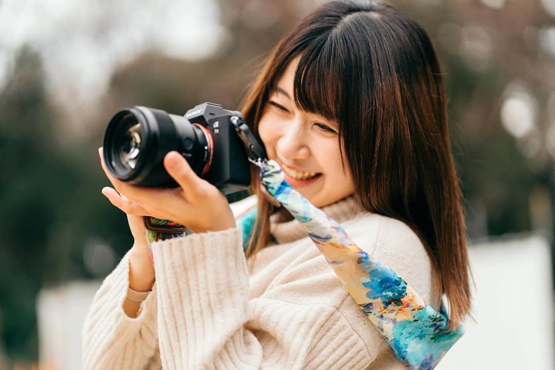 ホームランなみちのインスタグラム：「📷🌸  先日カメラ友達と新宿御苑に行った時に撮ってもらったマタニティフォト🤰 カメラマンはあやかちゃん（@ayaka.photograph）📷♡  デートを切り取ったみたいな素敵な写真を撮ってくれましたー♡ 全部素敵だけど6枚目の写真が特にお気に入り🥰 5枚目のパンパンお腹のパーツ写真も柔らかい光が差し込む神秘的な写真でキュンとする🫰  他にも素敵な写真を送ってくれたのでまた投稿します♡  旦那さんは臨月に新宿に行く私を心配してついてきただけなのに、モデルをするとは思ってなくてすごくラフな格好🤣 だけどモデルもしっかりこなしてくれて優しい🫰 インスタに載るの恥ずかしいって言ってたけど、素敵な写真だから載せちゃうね🙃♡  #📷 #🌸 #🤰 #👶  #マタニティフォト #カップルフォト」