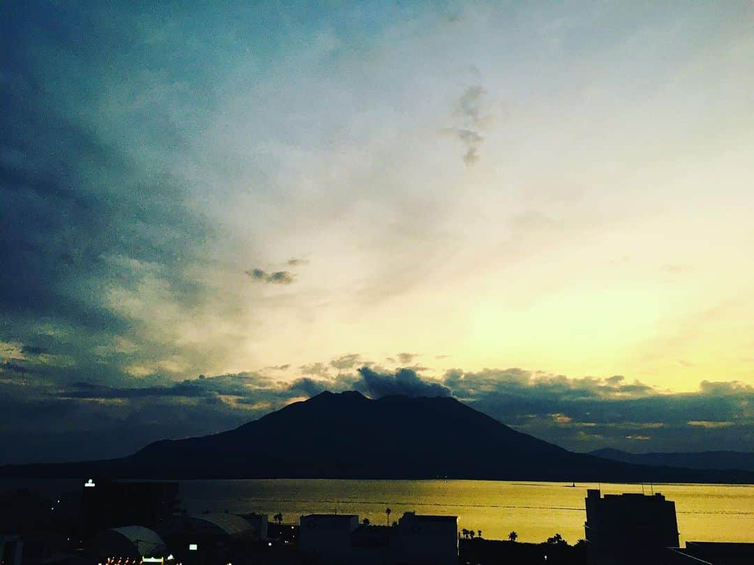 三角みづ紀のインスタグラム：「故郷の朝焼けです。 #鹿児島 #桜島 #詩人 #旅」