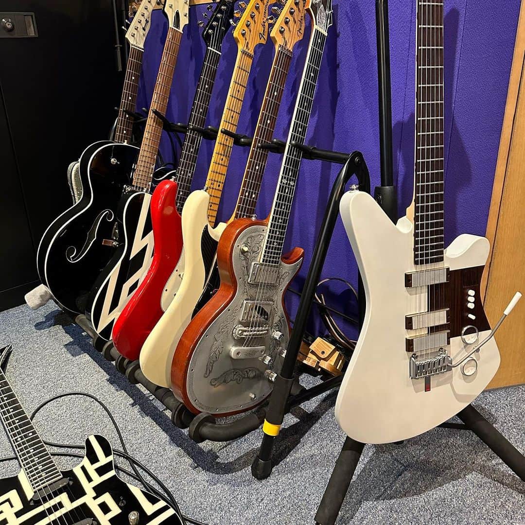布袋寅泰さんのインスタグラム写真 - (布袋寅泰Instagram)「今日はTao GuitarsのSargeさんがベルギーからギターを持って会いにきてくれた。細部までこだわった意匠の塊。まさに芸術的なギターだった。深いな。ギターの世界。Thank you for coming to see me!I hope our dreams come true someday. @taoguitars #hotei #taoguitars」3月4日 8時00分 - hotei_official