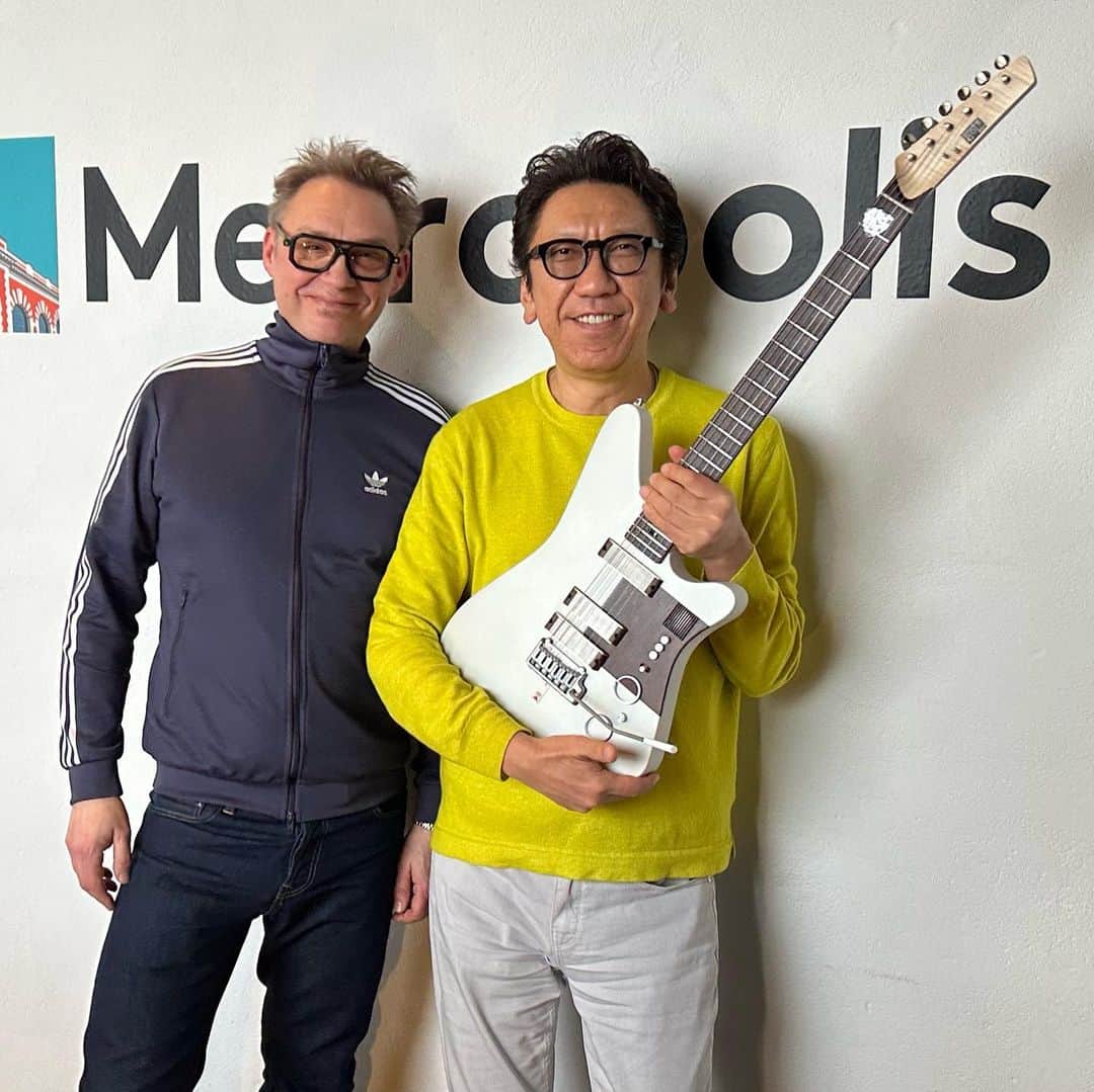 布袋寅泰のインスタグラム：「今日はTao GuitarsのSargeさんがベルギーからギターを持って会いにきてくれた。細部までこだわった意匠の塊。まさに芸術的なギターだった。深いな。ギターの世界。Thank you for coming to see me!I hope our dreams come true someday. @taoguitars #hotei #taoguitars」