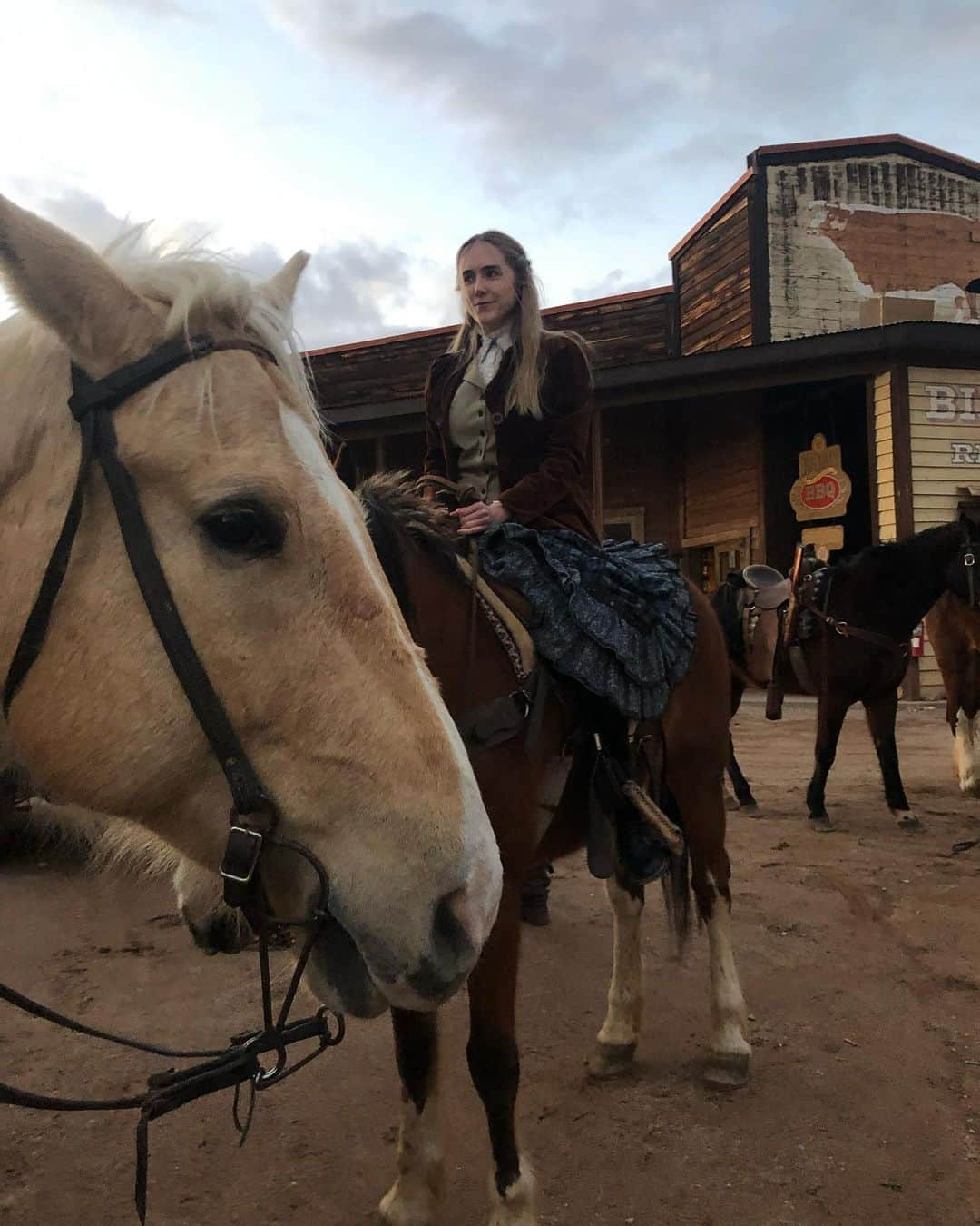 スペンサー・ロックさんのインスタグラム写真 - (スペンサー・ロックInstagram)「Western work and play with some of my favorite people!Thank you @justinleedirect for the epic story and my partner in crime @imvictoriapratt for constant giggles. Who ever let us sit next to each other let alone make a movie with each other? 👯‍♀️🫶🏻☀️」3月4日 8時11分 - spencerlocke