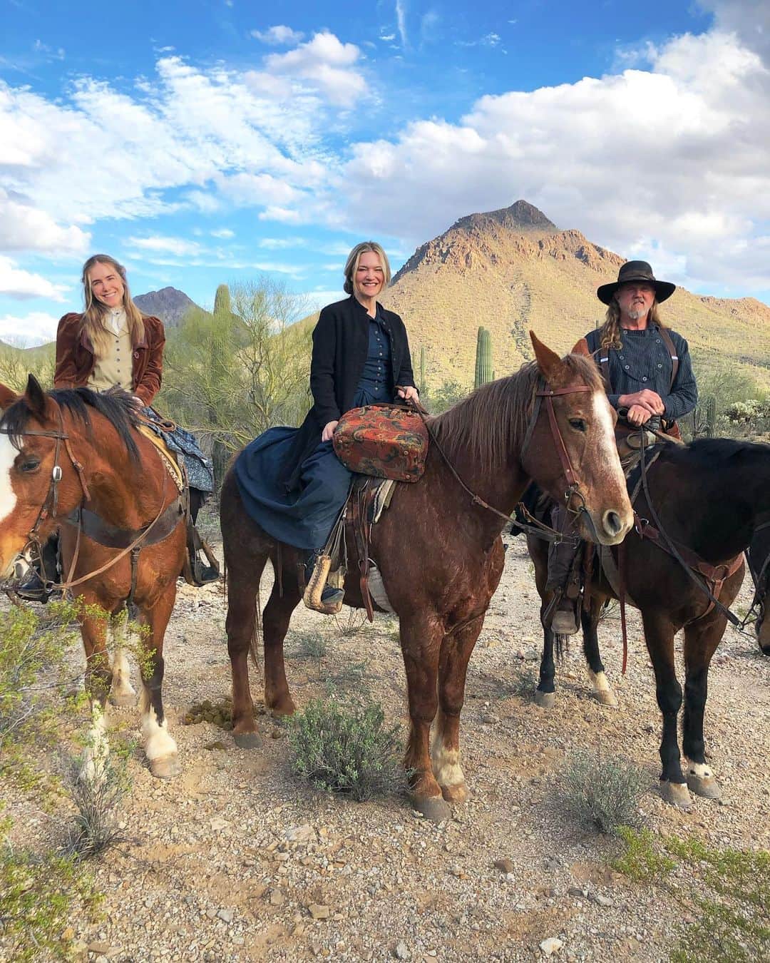 スペンサー・ロックのインスタグラム：「Western work and play with some of my favorite people!Thank you @justinleedirect for the epic story and my partner in crime @imvictoriapratt for constant giggles. Who ever let us sit next to each other let alone make a movie with each other? 👯‍♀️🫶🏻☀️」