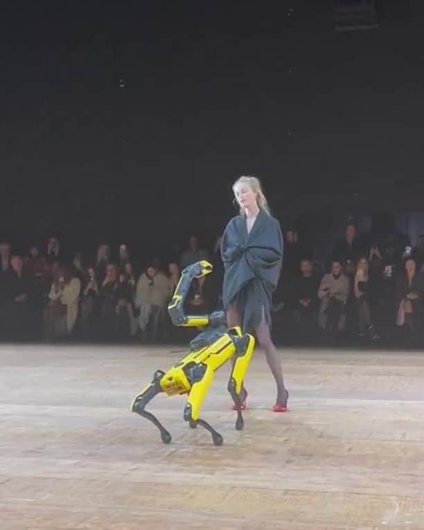New York Times Fashionのインスタグラム：「At the Coperni show at Paris Fashion Week, a robot resembling a dog uncovered a model mid-show. It was another polarizing moment from @coperni, a brand known for using technology to generate conversation at its shows. Last year, @bellahadid had a skin tight white dress made for her in real time from instant spray-on fabric.  Tap the link in our bio to keep up with more of the weirdest and wildest moments from Fashion Week. Video by @elizabethcpaton」