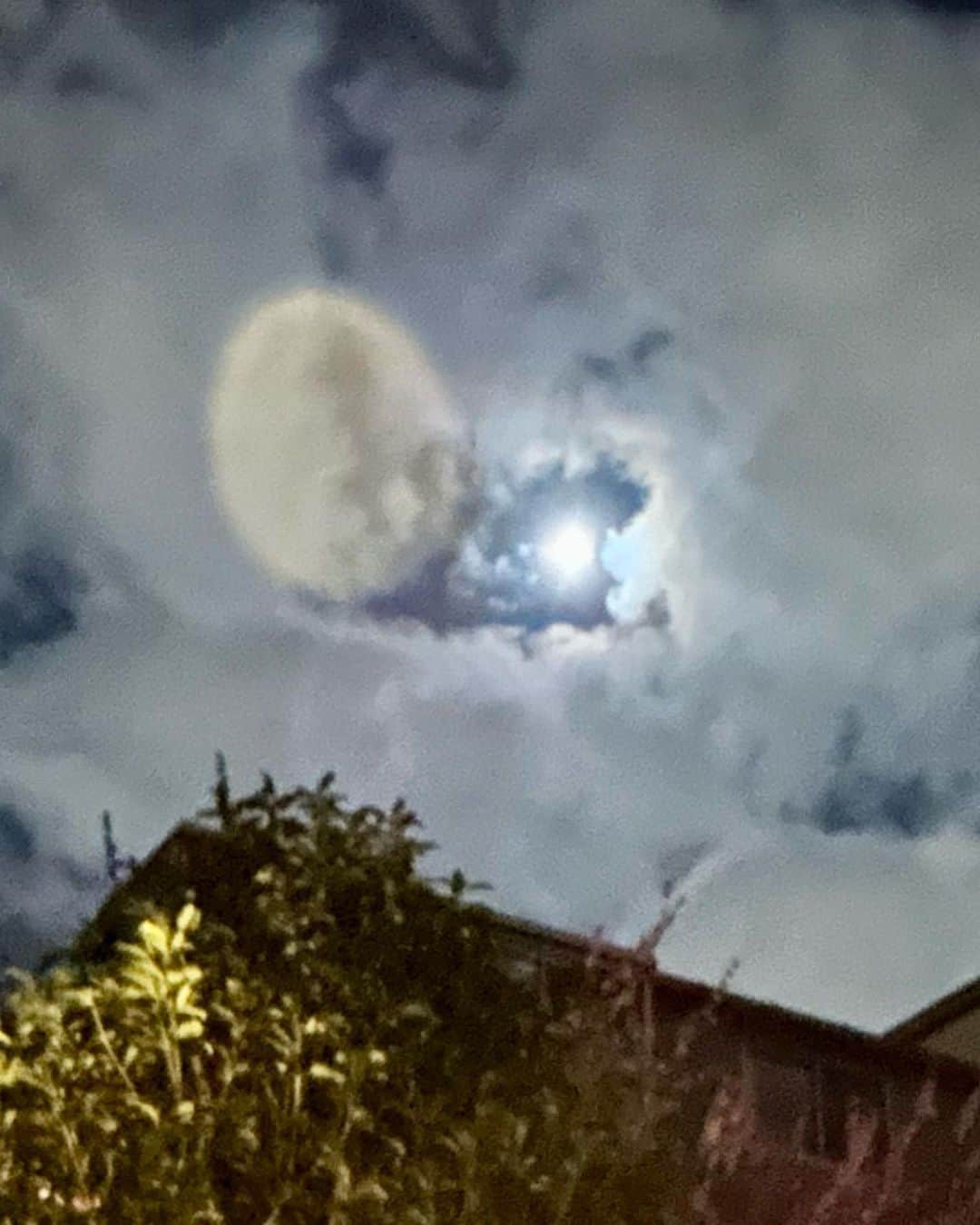 土屋眞弓さんのインスタグラム写真 - (土屋眞弓Instagram)「一昨日の月と昨日の月 AM1:00頃  一昨日はもの凄い強風で、空には雲ひとつ無く夜中なのに真っ青 そして驚くほど光輝く美しい弓張月🌔✨✨と月の上にふたつの星⭐️✨✨ 昨夜は雲の切れ間から怪しく光を放つ月と不思議な雲 と静かな空🌔✨✨✨  日々の慌しさが嘘のような静寂の夜 月に向かっておやすみなさい🌙🙏💤💤 一日の締めくくりに☺️  #moonlight  #いま空 #夜空」3月4日 8時51分 - mayumi.vivian