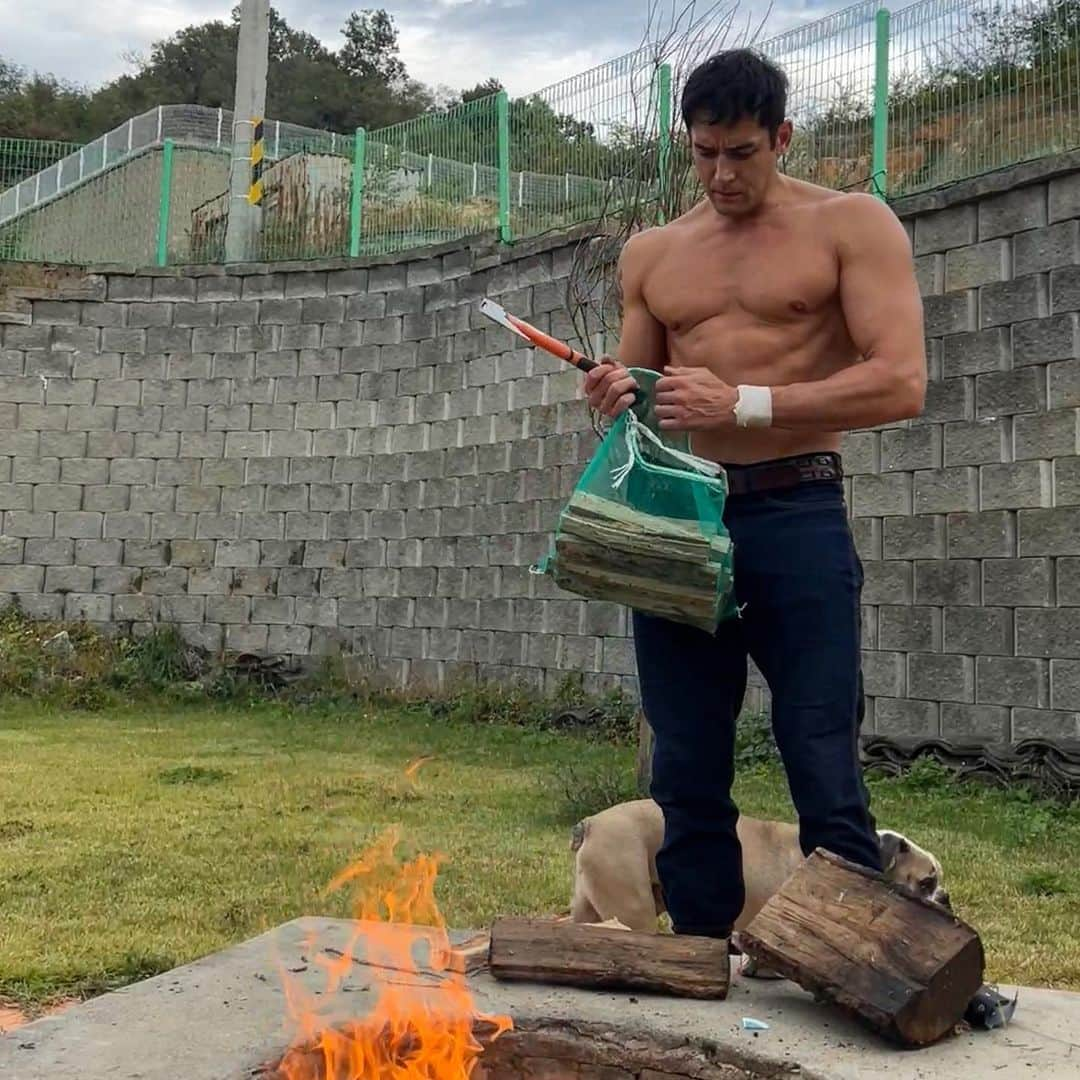 ジュリアン・カンさんのインスタグラム写真 - (ジュリアン・カンInstagram)「불멍~~~ #캠핑 #불멍 Nothing like making a campfire and gathering all around it. #calming #nature #survivalskills #healthyliving #simpleman」3月4日 8時57分 - julienkang